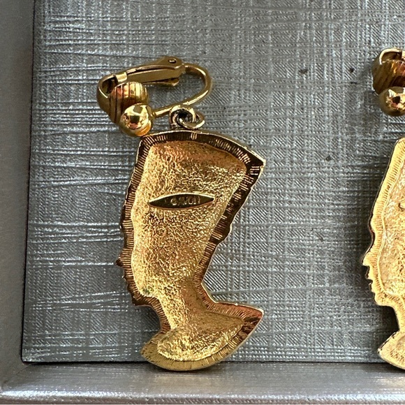 Egyptian Revival Queen Nefertiti Gold Tone Earrings Pierced Dangle Vintage Avon - Picture 4 of 6